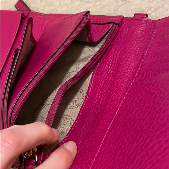 ✨HP✨ EUC Michael Kors wristlet wallet - Picture 6 of 7